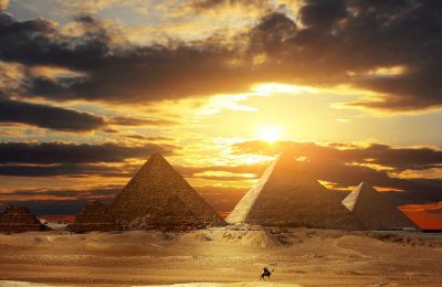 Закат за древними пирамидами в Египте