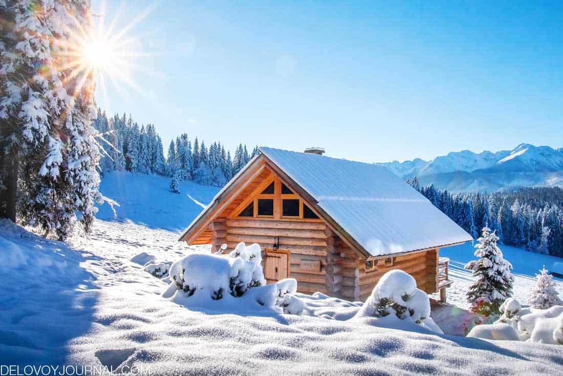 Дом зимой кажется и теплее и уютней