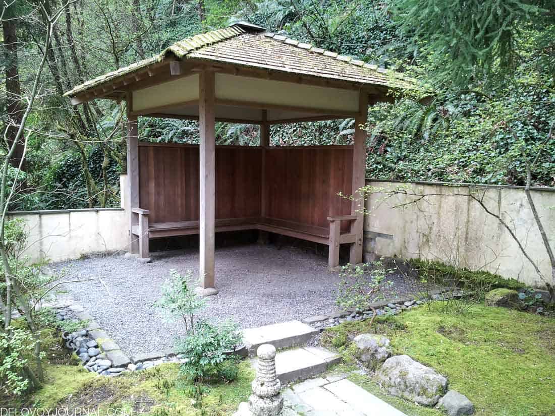 Беседка для отдыха в японском саду