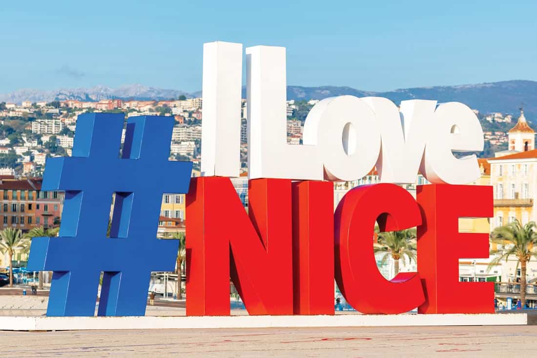 I Love Nice с видом на Английскую набережную в Ницце